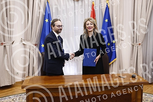 In the Serbian government, the Minister for European Integration, Jadranka Joksimovic, signed a Trust Agreement by which the EU grants Serbia almost 12 million euros to finance activities in the fight against the corona virus pandemic.U vladi Srbij
