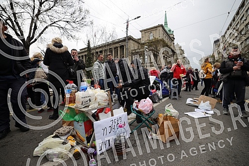 Market vendors who started a protest against e-fiscalization at noon yesterday are still waiting in front of the Presidency for someone to address them.Pijacni prodavci koji su juce u podne zapoceli protest zbog e-fiskalizacije i dalje ispred Preds