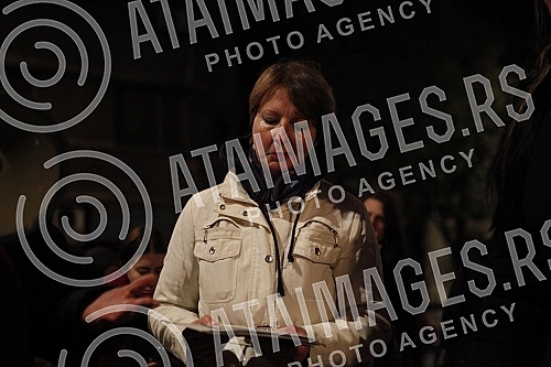 Citizens against the introduction of kovid passes gathered at the assembly, some of them walked to the RTS building, where former journalist Jasmina Stojanovic tore her press ID because of the situation and the way of writing about the crown.Gradja