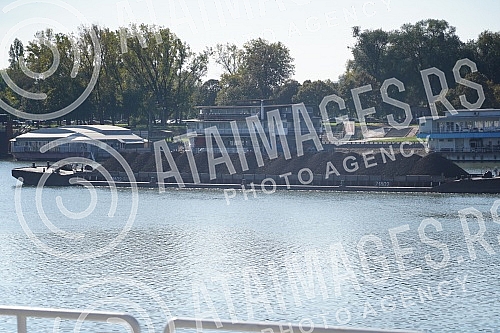 Coal on a barge sails down the Sava River in the direction of Obrenovac in order to ensure the smooth operation of the Obrenovac thermal power plants.Ugalj na barzi plovi rekom Savom u pravcu Obrenovca kako bi se obezbedio nesmetan rad obrenovackih