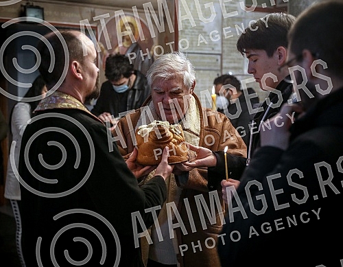 The Serbian orthodox church celebrates St. Nicholas - believers in the Church of St. Nicholas, which is located within the complex of the New cemetery. Srpska pravoslavna crkva slavi Svetog Nikolu - vernici u Crkvu Svetog Nikole koja se nalazi u ok