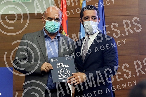 The ceremony of handing over the agreement on the EU donation of 10.2 million euros for 19 local self-government units for social housing and active inclusion projects was held in the Club of Deputies.Ceremonija urucivanja sporazuma o donaciji EU o