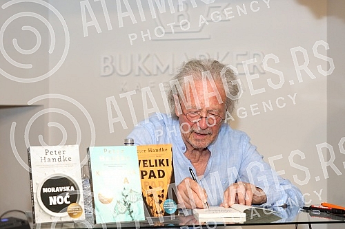 Nobel Laureate Peter Handke, who during a short visit to Belgrade, socialized with readers in the Delfi SKC bookstore and signed his books.Nobelovac Peter Handke, koji je u kratkoj poseti Beogradu druzio se sa citaocima u knjizari Delfi SKC i potpi