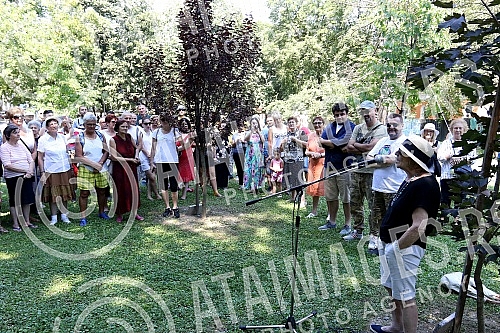 The 9th Days of Danilo Bata Stojkovic, Actors planted trees in honor of Ljubisa Samardzic and Nebojsa Glogovac.Deveti dani Danila Bate Stojkovica, Glumci sadili drvece u cast Ljubise Samardzica i Nebojse Glogovca.