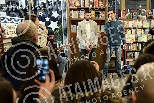 In the bookshop Academy was held ceremonial presenting MTV awards and promotion plate Group SARS.U knjizari Akademija odrzano je svecano urucivanje MTV nagrade i promocija ploce grupe SARS. 