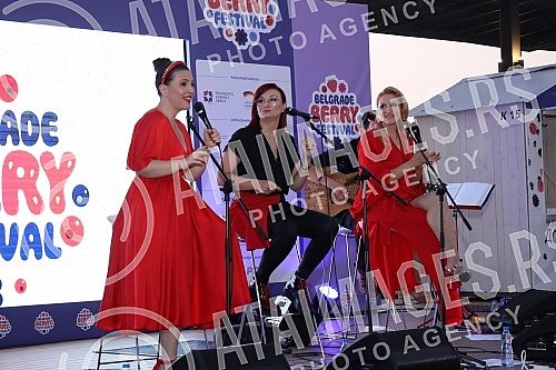 The performance of the group Frajle is part of Berry Fest, the first festival of strawberry fruit in Belgrade.Nastup grupe Frajle su sklopu Berry festa, prvog festivala jagodastog voca u Beogradu.
