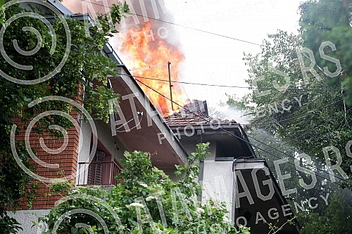 Fire in a private house in Ilije Djuricica Street in Belgrade's Zarkovo neighborhood, Cukarica municipality.Pozar u privatnoj kuci u ulici Ilije Djuricica u beogradskom naselju Zarkovo, opstina Cukarica.