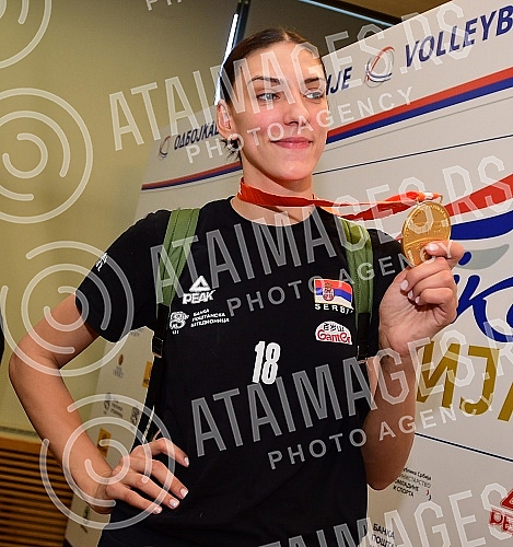 After winning the gold at the world championship, the volleyball players of Serbia were warmly welcomed at the M hotel.Posle osvojenog zlata na svetskom prvenstvu, odbojkasice Srbije svecano su docekane u hotelu M. 