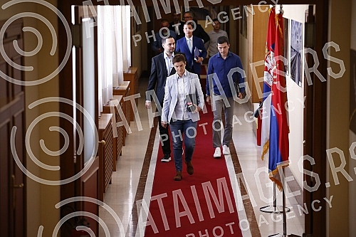 The President of the Government of the Republic of Serbia in the technical mandate, Ana Brnabic, met with representatives of farmers with whom she discussed the demands of the protesting agricultural producers.Predsednica Vlade Republike Srbije u t