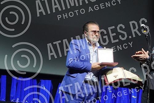 In the big hall of the Kombank hall, after a two-year break, the traditional SEMUS awards ceremony was organized for the most prominent pop and music artists in Serbia.U velikoj sali Kombank dvorane, posle dve godine pauze organizovana je tradicion