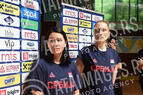An open training and conversation with the selector of the senior women's basketball team of Serbia Marina Maljkovic and members of the U20 national team in the Vizura hall were organized on the occasion of the preparations of national teams for the 