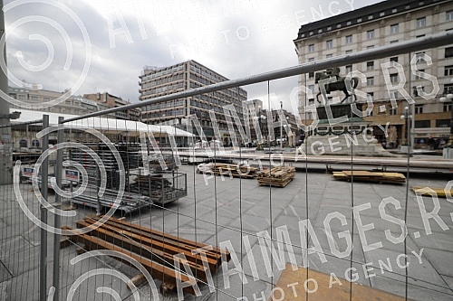The installation of skating rinks on the Republic Square, which should open on December 25.Postavljanje klizalista na Trgu republike koje bi trebalo da bude otvoreno 25. decembra.
