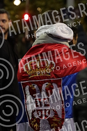 Several right-wing organizations organized a rally in front of the Serbian Parliament building in support of the brothers from Kosovo and Metohija.Nekoliko desnicarskih organizacija organizovalo je ispred zgrade Skupstine Srbije skup u znak podrske