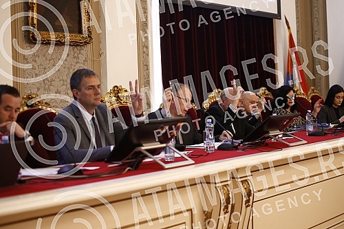 A session of the Senate of that university was held at the Rectorate of the University of Belgrade.U Rektoratu Univerziteta u Beogradu odrzana je sednica Senata tog univerziteta.