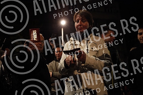 Citizens against the introduction of kovid passes gathered at the assembly, some of them walked to the RTS building, where former journalist Jasmina Stojanovic tore her press ID because of the situation and the way of writing about the crown.Gradja