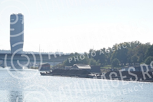 Coal on a barge sails down the Sava River in the direction of Obrenovac in order to ensure the smooth operation of the Obrenovac thermal power plants.Ugalj na barzi plovi rekom Savom u pravcu Obrenovca kako bi se obezbedio nesmetan rad obrenovackih