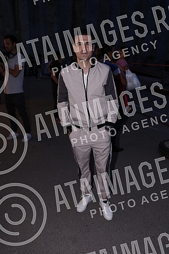 A humanitarian concert of folk and pop music to help the victims of the fire in Karaburma was held at the Karaburma Shopping Center.Humanitarni koncert narodne i pop muzike za pomoc nastradalima u pozaru na Karaburmi odrzan je u Shoping centru Kara