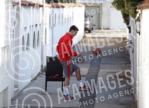 Former Red Star footballer, currently part of the team of Danish second baseman Andrija Rajovic, son of singer Boban Rajovic, practices with the ball outside the house.Bivsi fudbaler Crvene zvezde, trenutno deo ekipe danskog drugoligasa Andrija Rajo