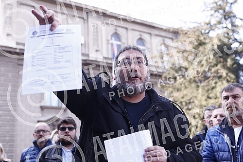 In front of the Presidency, a press conference was held by the Vice President of the Party of Freedom and Justice, Dejan Bulatovic, on the alleged new affair in Serbian agriculture.Ispred Predsednistva je odrzana konferencija za medije potpredsedni