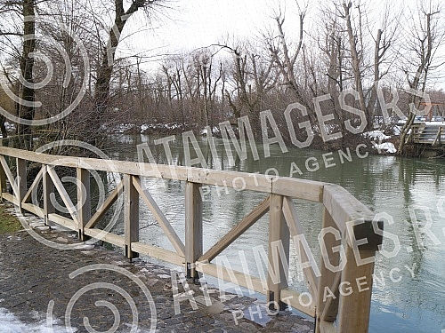 Postojna Cave, the largest exhibition cave in Europe, is located near the town of Postojna.Postojnska jama, najveca izlozbena pecina u Evropi, nalazi se kod grada Postojne.