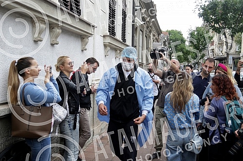 Bogdana Razanatovic left the maternity hospital with her son Zeljko accompanied by her husband Veljko Raznatovic and mother-in-law Svetlana Raznatovic - Cece.Bogdana  Razanatovic je sa sinom Zeljkom iz porodilista izasla u pratnji supruga Veljka Ra