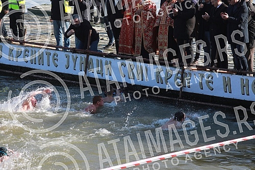 The traditional swimming for the Epiphany for the Holy Cross was held in Zemun, organized by the Municipality of Zemun, the Church of the Holy Father Nikolaj and SVEBOR Alliance of Belgrade.U Zemunu je odrzano tradicionalno plivanje na Bogojavljenj