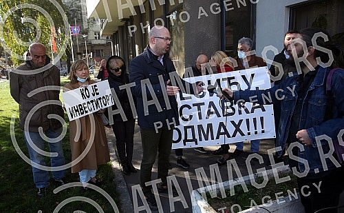 In front of the building of the municipality of Vracar, a new protest of opposition parties and associations of citizens demanding the responsibility of the authorities in the city and that municipality for the collapse of a residential building in V