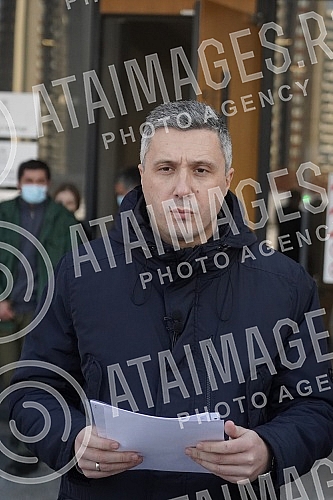 The president of the Serbian movement Dveri, Bosko Obradovic, held a press conference in front of the Second Basic Public Prosecutor's Office, on the occasion of filing criminal charges for theft in a referendum.Predsednik Srpskog pokreta Dveri Bos