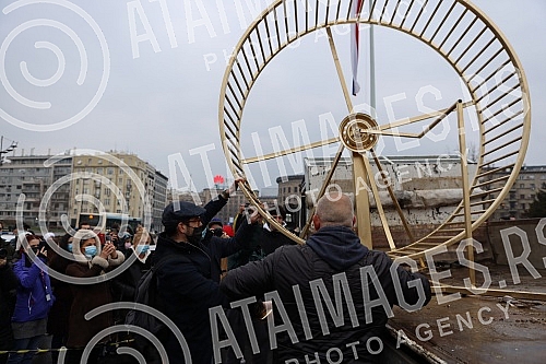 Street artist and architect Andrej Josifovski, better known as the Pianist, set up a new, unusual installation in front of the National Assembly of Serbia as part of the 