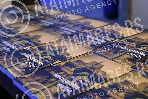 Singer Zoran Predin held a promotion of the book - Mongolian stains in the courtyard of the University and then a songwriting concert.Pevac Zoran Predin odrzao je promociju knjige - Mongolske mrlje u dvoristu Univerziteta a zatim i kantautorski konc