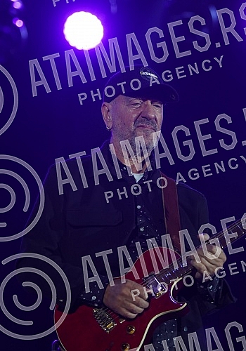 The concert of Vlatko Stefanovski and the V3 trio was held at the Tasmajdan stadium.Koncert  Vlatka Stefanovskog i V3 tria odrzan je na stadionu Tasmajdan. 