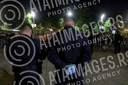 Several members of the Serbian Parliament have started a hunger strike.Nekolicina poslanika u Skupstini Srbije zapocelo je strajk gladju.