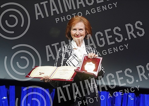 In the big hall of the Kombank hall, after a two-year break, the traditional SEMUS awards ceremony was organized for the most prominent pop and music artists in Serbia.U velikoj sali Kombank dvorane, posle dve godine pauze organizovana je tradicion