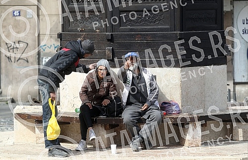 Because of the coronavirus, Belgrade markets operate three days a week on Thursdays, Fridays and Saturdays. Zbog korona virusa pijace u Beogradu rade tri dana nedeljno, cetvrtakom, petakom i subotom.