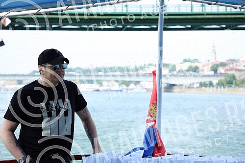 In anticipation of the scheduled concerts of Ace Pejovic on Tas, the singer organized an afternoon river cruise for the media.U susret zakazanim koncertima Ace Pejovica na Tasu, pevac je organizoavo popodnevno krstarenje rekom Savom za medije.