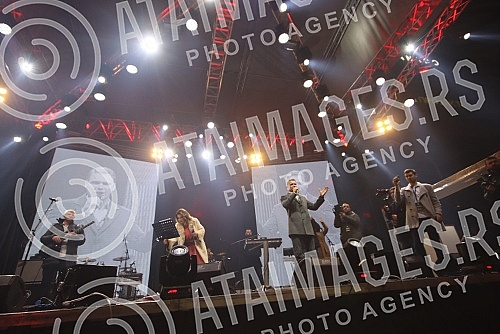 Citizens and tourists in Banja Luka welcomed the New Year 2022 on Krajina Square to the music of regional stars Petra Grasa and Neda Ukraden.Gradjani i turisti u Banjaluci docekali su Novu 2022. godinu na Trgu Krajine uz muziku regionalnih zvezda P