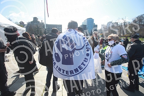Freelancers protest against the proposal to amend the Law on personal income tax, which was adopted by the Government in front of the National assembly of Serbia.
Protest frilensera zbog predloga za izmenu Zakona o porezu na dohodak gradjana koji je Freelancers protest against the proposal to amend the Law on personal income tax, which was adopted by the Government in front of the National assembly of Serbia.
Protest frilensera zbog predloga za izmenu Zakona o porezu na dohodak gradjana koji je