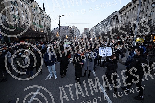  Protest for safe air no.4 started in Terazije, organized by a group of citizens of the Eco Guard, and after the address of the speakers, a walk to the Government of Serbia was announced.Na Terazijama je poceo protest Protest za bezopasan vazduh no