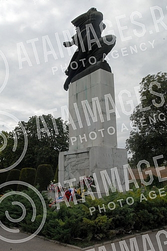 Polaganje cveca na spomenik zahvalnosti Francuskoj, povodom dana drzavnosti Republike Francuske - Pad Bastilje. Kristin Moro (Christine Moro) - ambasadorka Republike Francuske u Srbiji.