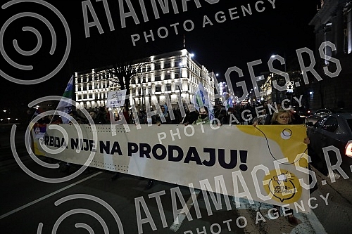 In front of the Presidency of Serbia, despite the ban on the gathering, several hundred citizens gathered at a protest organized by the organization Kreni - Promeni, demanding a ban on the extraction of pine and lithium.
Ispred Predsednistva Srbije, In front of the Presidency of Serbia, despite the ban on the gathering, several hundred citizens gathered at a protest organized by the organization Kreni - Promeni, demanding a ban on the extraction of pine and lithium.
Ispred Predsednistva Srbije,