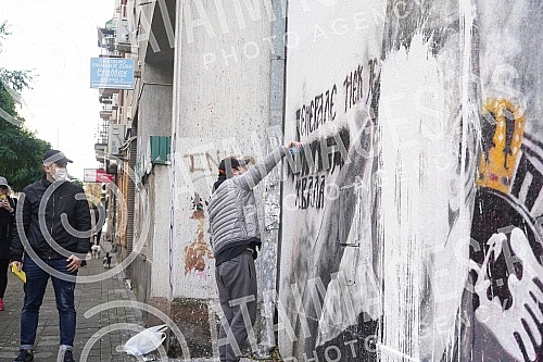 A group of young people gathered on the corner of Njegoseva and Aleksa Nenadovic and started cleaning the mural with the image of Ratko Mladic, on which a bucket of paint was thrown. Grupa mladih se okupila na uglu Njegoseve i Alekse Nenadovica i p