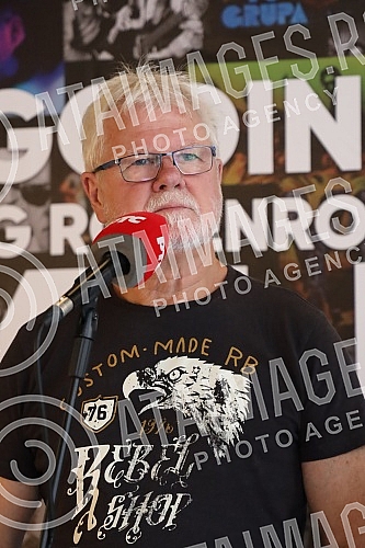 A press conference was held in the RTS Club on the occasion of the great jubilee, more than 50 years of pure rock and roll and the concert of the YU group at the Tasmajdan stadium.
U RTS Klubu je odrzana konferencija za medije povodom velikog jubile A press conference was held in the RTS Club on the occasion of the great jubilee, more than 50 years of pure rock and roll and the concert of the YU group at the Tasmajdan stadium.
U RTS Klubu je odrzana konferencija za medije povodom velikog jubile