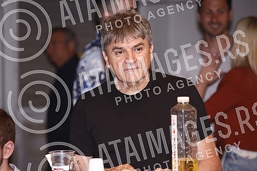 A humanitarian concert of folk and pop music to help the victims of the fire in Karaburma was held at the Karaburma Shopping Center.Humanitarni koncert narodne i pop muzike za pomoc nastradalima u pozaru na Karaburmi odrzan je u Shoping centru Kara A humanitarian concert of folk and pop music to help the victims of the fire in Karaburma was held at the Karaburma Shopping Center.Humanitarni koncert narodne i pop muzike za pomoc nastradalima u pozaru na Karaburmi odrzan je u Shoping centru Kara