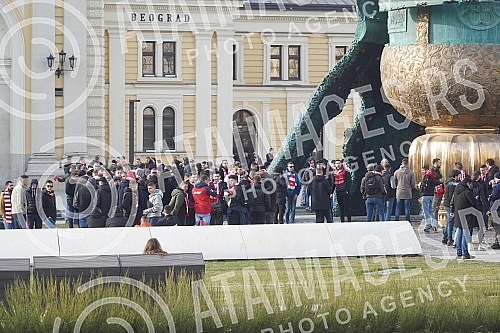 During the works on the reconstruction of Savska Street, a water pipe burst, and tram traffic was suspended on that route.Navijaci fudbalskog kluba Crvena zvezda okupljaju se kod spomenika Stefanu Nemanji odakle ce krenuti na stadion Rajko Mitic gd