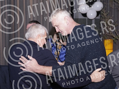Basketball club Partizan held a New Year's cocktail club where they presented a calendar, but also their own brandy.Kosarkaski klub Partizan odrzao je novogodisnji koktel kluba na kom su predstavili kalendar, ali i sopstvenu rakiju.