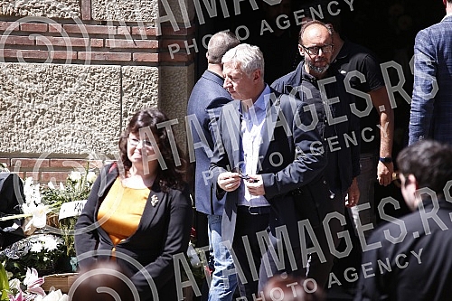 Veselin Vesa Simonovic, director and editor-in-chief of the Nova.rs portal, will be buried in the Alley of Merited Citizens at the New Cemetery in Belgrade, the family received condolences at 1:30 p.m., and the funeral service began at 2 p.m.
Veseli Veselin Vesa Simonovic, director and editor-in-chief of the Nova.rs portal, will be buried in the Alley of Merited Citizens at the New Cemetery in Belgrade, the family received condolences at 1:30 p.m., and the funeral service began at 2 p.m.
Veseli