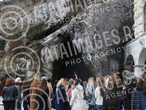Postojna Cave, the largest exhibition cave in Europe, is located near the town of Postojna.Postojnska jama, najveca izlozbena pecina u Evropi, nalazi se kod grada Postojne.