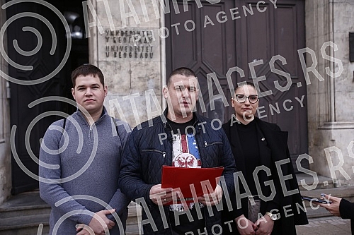 In front of the Rector's building, a press conference was held by the president of the youth movement Dveri Ranko Radovic on the increase in the price of issuing bachelor's and master's degrees.Ispred zgrade Rektorata odrzana je konferencija za no