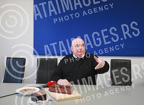 A press conference on the occasion of tasting dried meat from the smokehouse of Dragan Markovic Palma was held in the premises of United Serbia in Belgrade.Konferencija za medije povodom degustacije suvog mesa iz pusnice Dragana Markovica Palme odr