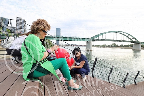 Citizens gathered at the Savanova restaurant, where Matej Peris was filmed going down the Sava River, and as a sign of honor and sorrow with which they sympathize, they threw flowers into the water and released balloons.Gradjani su se okupili kod r